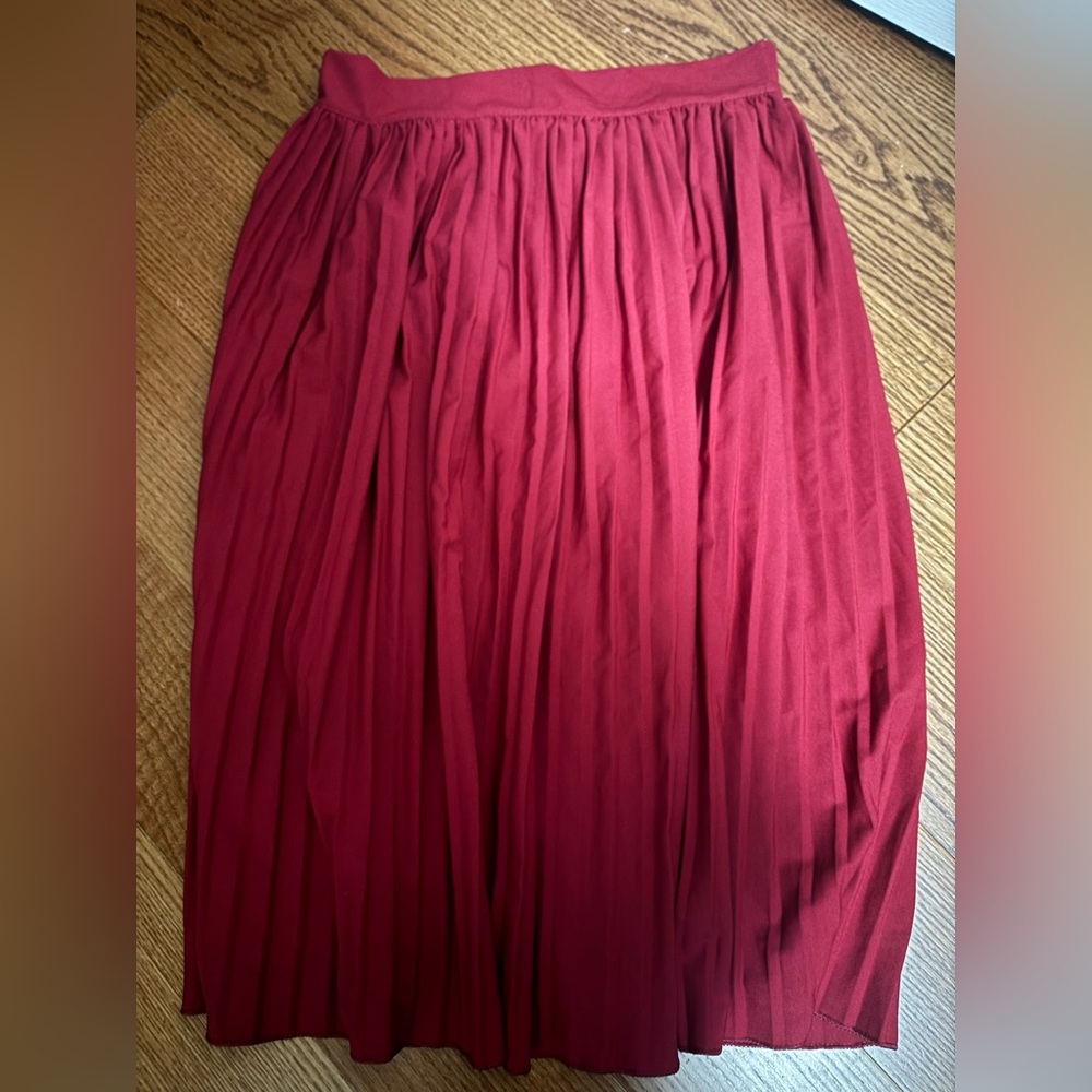 Boohoo burgundy pleated midi skirt size 10